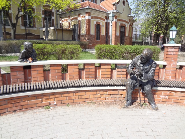 ブダ高級住宅街の学校前の銅像