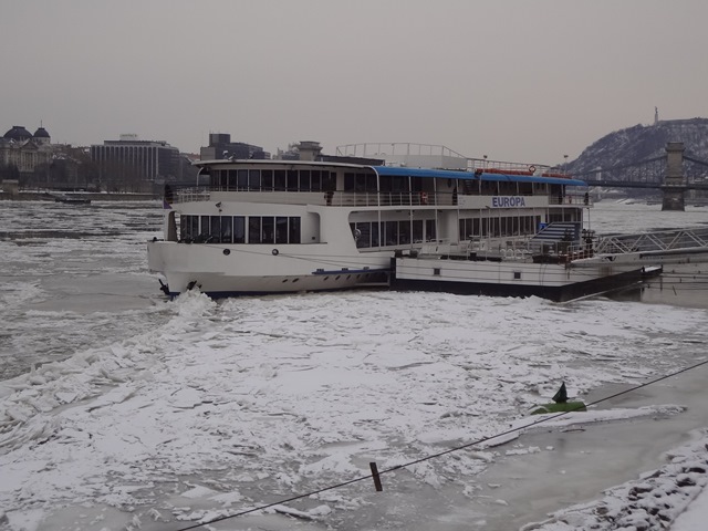 氷と船