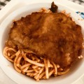 ミラノ風スパゲティ、豚肉のフライのせ